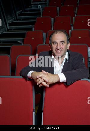 12 ottobre 2009 - Londra, Inghilterra, Regno Unito - Armando Giovanni Iannucci OBE (nato il 28 novembre 1963, Glasgow) ha elogiato il comico scozzese, scrittore, regista, esecutore e produttore radiofonico e uomo dietro la hit "Veep" della HBO. Nella foto con e senza il suo nuovo libro "The Audacity of Hype: Bewilderment, Sleaze and Other Tales of the 21st Century" [Little Brown , ottobre 2009]. Nella foto si trova il Roundhouse Chalkfarm, Londra Nw1.12 ottobre 2009. (Immagine di credito: © Nick Cunard/ZUMAPRESS.com) Foto Stock