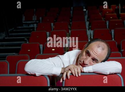 12 ottobre 2009 - Londra, Inghilterra, Regno Unito - Armando Giovanni Iannucci OBE (nato il 28 novembre 1963, Glasgow) ha elogiato il comico scozzese, scrittore, regista, esecutore e produttore radiofonico e uomo dietro la hit "Veep" della HBO. Nella foto con e senza il suo nuovo libro "The Audacity of Hype: Bewilderment, Sleaze and Other Tales of the 21st Century" [Little Brown , ottobre 2009]. Nella foto si trova il Roundhouse Chalkfarm, Londra Nw1.12 ottobre 2009. (Immagine di credito: © Nick Cunard/ZUMAPRESS.com) Foto Stock