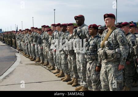 23 aprile 2014 - Swidwin Air base, Polonia - i paracadutisti della 173rd Infantry Brigade Combat Team (Airborne) dell'Esercito degli Stati Uniti d'Europa sono in formazione con i soldati della 6th Airborne Brigade dell'esercito polacco per commemorare l'arrivo del 173rd. Le truppe statunitensi inizieranno le esercitazioni con le truppe polacche sulla scia della crisi Ucraina. (Immagine di credito: © A.M. LaVey/U.S. Esercito/ZUMAPRESS.com) Foto Stock