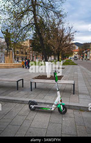 Deva, Romania - 11 aprile 2025 scooter elettrico ecologico e comodo mezzo di trasporto paesaggio urbano Foto Stock