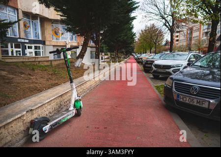 Deva, Romania - 11 aprile 2025 scooter elettrico ecologico e comodo mezzo di trasporto paesaggio urbano Foto Stock