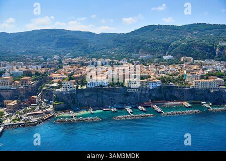 Vista aerea della panoramica città costiera mediterranea di Sorrento, Italia, con le splendide scogliere e il limpido mare blu Foto Stock