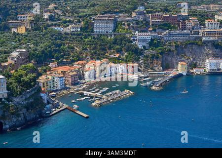 Pittoresco villaggio costiero italiano di Sorrento con barche e residenze in un ambiente sulla scogliera Foto Stock