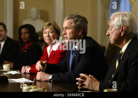 11 febbraio 2003 - Stati Uniti - KRT LA NOTIZIA degli Stati Uniti È SFUGGITA: BUSH-WELFARE KRT FOTO DI CHUCK KENNEDY/KRT (11 febbraio) WASHINGTON, DC -- il presidente George W. Bush, centro, incontra un gruppo bipartisan di membri del Congresso sulla riforma del welfare nella sala del Gabinetto della Casa Bianca martedì 11 febbraio 2003. A sinistra troverai Deborah Hall of Ohio e Ralph Hall of Texas, a destra. (gsb) 2003 (immagine di credito: © Chuck Kennedy/mct/ZUMAPRESS.com) Foto Stock