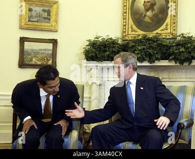 11 febbraio 2003 - Stati Uniti - KRT STAND ALONE US NEWS PHOTO SLUGGED: BUSH-ECUADOR KRT FOTO DI CHUCK KENNEDY/KRT (11 febbraio) WASHINGTON, DC -- il presidente George W. Bush, a destra, saluta il presidente dell'Ecuador Lucio Gutierrez nell'ufficio ovale alla Casa Bianca martedì 11 febbraio 2003. (gsb) 2003 (immagine di credito: © Chuck Kennedy/mct/ZUMAPRESS.com) Foto Stock