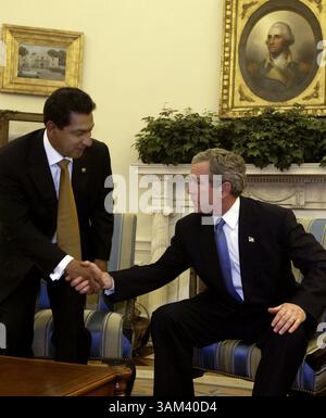 11 febbraio 2003 - Stati Uniti - KRT STAND ALONE US NEWS PHOTO SLUGGED: BUSH-ECUADOR KRT FOTO DI CHUCK KENNEDY/KRT (11 febbraio) WASHINGTON, DC -- il presidente George W. Bush, a destra, saluta il presidente dell'Ecuador Lucio Gutierrez nell'ufficio ovale alla Casa Bianca martedì 11 febbraio 2003. (gsb) 2003 (immagine di credito: © Chuck Kennedy/mct/ZUMAPRESS.com) Foto Stock