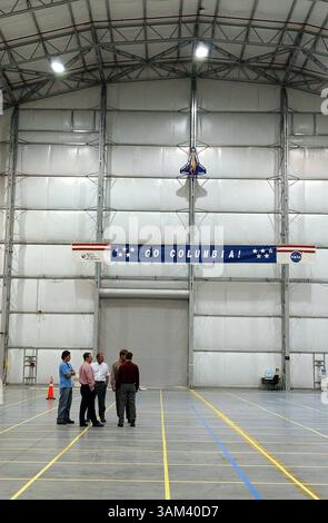 11 febbraio 2003 - Stati Uniti - KRT LA NOTIZIA americana È SFUGGITA: FOTO SHUTTLE KRT DI RED HUBER/ORLANDO SENTINEL (MIAMI OUT) (11 febbraio) CAPE CANAVERAL, FL -- i lavoratori della NASA esaminano un hangar al Kennedy Space Center martedì 11 febbraio 2003, dove i detriti dello Space Shuttle Columbia saranno portati e analizzati per determinare perché si è rotto quando è tornato sulla Terra uccidendo l'equipaggio di sette persone. (gsb) 2003 (immagine di credito: © Red Huber/mct/ZUMAPRESS.com) Foto Stock
