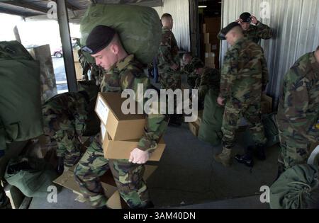 11 febbraio 2003 - Stati Uniti - KRT STAND ALONE US NEWS PHOTO SLUGGED: MILITARY KRT PHOTO DI PABLO ALCALA/LEXINGTON HERALD-LEADER (11 febbraio) FORT CAMPBELL, Kentucky -- Pvt. Christopher Lancaster porta scatole con la sua nuova attrezzatura mimetica nel deserto mentre lui e altri soldati si preparano a schierarsi da Fort Campbell, Kentucky, martedì 11 febbraio 2003. (gsb) 2003 (immagine di credito: © Pablo Alcala/mct/ZUMAPRESS.com) Foto Stock
