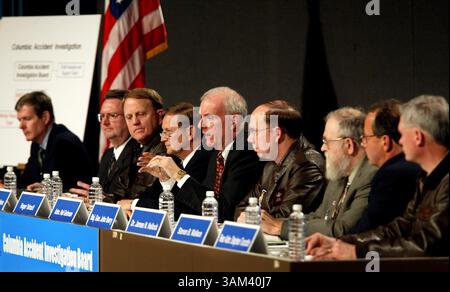 11 febbraio 2003 - Stati Uniti - NIENTE MAGS, NESSUNA VENDITA -- NOTIZIA KRT USA BLOCCATA: FOTO SHUTTLE KRT DI BARBARA DAVIDSON/DALLAS MORNING NEWS (11 febbraio) HOUSTON, TX -- i membri del Columbia Accident Investigation Board tengono una conferenza stampa per delineare i loro piani martedì 11 febbraio 2003, a Houston, Texas. (gsb) 2003 (immagine di credito: © Barbara Davidson/mct/ZUMAPRESS.com) Foto Stock