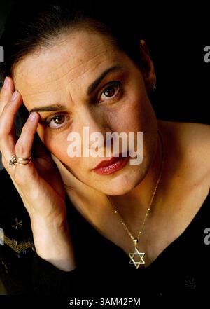 20 febbraio 2004 - Stati Uniti - NO MAGS, NO SALES -- KRT ENTERTAINMENT STORY SLUGGED: PASSION-MORGENSTERN KRT FOTOGRAFIA DI ALLISON V. SMITH/DALLAS MORNING NEWS (4 marzo) l'attrice Maia Morgenstern, interpreta la Vergine Maria nel film, ''la passione di Cristo'', diretto da Mel Gibson. È fotografata al Crescent Hotel, a Dallas, Texas, venerdì 20 febbraio, 2004. (nk) 2004 (immagine di credito: © Allison V. Smith/mct/ZUMAPRESS.com) Foto Stock