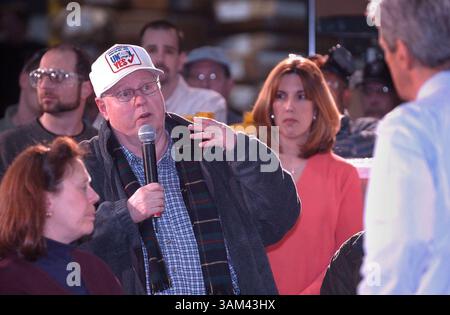 24 febbraio 2004 - Stati Uniti - KRT US NEWS STORY SLUGGED: DEMOCRATS-KERRY KRT PHOTOGRAPH BY LEW STAMP/AKRON BEACON JOURNAL (24 febbraio) STRUTHERS, OH -- candidato democratico alla presidenza senatore John Kerry ascolta una domanda di Mike Carney, un dipendente della Astro Shapes, Inc. A Struthers, Ohio, martedì 24 febbraio, 2004. (mvw) 2004 (immagine di credito: © Lew Stamp/mct/ZUMAPRESS.com) Foto Stock