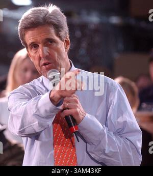 24 feb. 2004 - Stati Uniti - KRT US NEWS STORY SLUGGED: DEMOCRATS-KERRY KRT PHOTOGRAPH BY LEW STAMP/AKRON BEACON JOURNAL (24 febbraio) STRUTHERS, OH -- il candidato democratico alla presidenza senatore John Kerry parla ai lavoratori di Astro Shapes, Inc. A Struthers, Ohio, martedì 24 febbraio, 2004. (mvw) 2004 (immagine di credito: © Lew Stamp/mct/ZUMAPRESS.com) Foto Stock