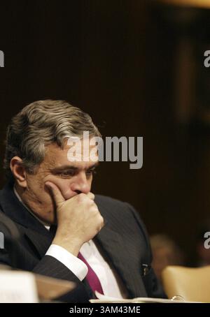 24 febbraio 2004 - Stati Uniti - KRT LA NOTIZIA degli Stati Uniti È BLOCCATA: USINTELLIGENCE KRT FOTO DI CHUCK KENNEDY/KRT (24 febbraio) WASHINGTON, DC - il direttore della CIA George Tenet guarda durante un'audizione del Comitato di Intelligence del Senato dove ha testimoniato a Washington, D.C., 24 febbraio 2004. (smd) 2004 (immagine di credito: © Chuck Kennedy/mct/ZUMAPRESS.com) Foto Stock