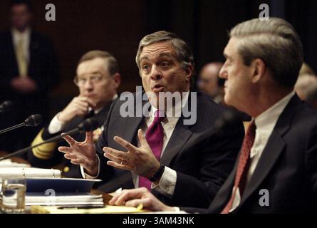 24 febbraio 2004 - Stati Uniti - KRT LA NOTIZIA degli Stati Uniti È BLOCCATA: USINTELLIGENCE KRT FOTO DI CHUCK KENNEDY/KRT (24 febbraio) WASHINGTON, DC - Direttore della CIA George Tenet, centro, testimonia davanti al Comitato Intelligence del Senato a Washington, D.C., 24 febbraio 2004, come direttore dell'FBI Robert Mueller, a destra, e Lowell Jacoby, a sinistra, direttore della Defense Intelligence Agency Look On. (smd) 2004 (immagine di credito: © Chuck Kennedy/mct/ZUMAPRESS.com) Foto Stock