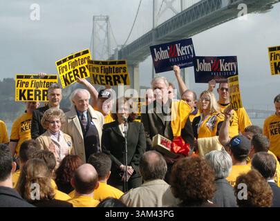 24 febbraio 2004 - Stati Uniti - KRT LA NOTIZIA degli Stati Uniti È BLOCCATA: DEMOCRATIC-KERRY KRT FOTOGRAFIA DI BOB PEPPING/CONTRA COSTA TIMES (24 febbraio) SAN FRANCISCO, CA - Teresa Heinz-Kerry, centro, parla in una conferenza stampa a San Francisco, California, martedì 24 febbraio 2004. A sinistra ci sono il rappresentante degli Stati Uniti Tom Lantos e sua moglie Annette Lantos. Sulla destra c'è John Hanley, presidente della San Francisco Fire Fighters Union locale 798. (Mvw) 2004 (immagine di credito: © Bob Pepping/mct/ZUMAPRESS.com) Foto Stock