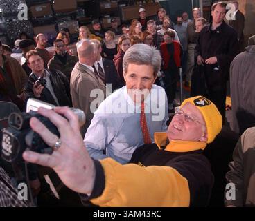 24 febbraio 2004 - Stati Uniti - KRT US NEWS STORY SLUGGED: DEMOCRATS-KERRY KRT PHOTOGRAPH BY LEW STAMP/AKRON BEACON JOURNAL (24 febbraio) STRUTHERS, OH -- candidato democratico alla presidenza senatore John Kerry posa per un video con Harold Nichols dopo aver parlato con i dipendenti di Astro Shapes, Inc. A Struthers, Ohio, martedì 24 febbraio, 2004. (mvw) 2004 (immagine di credito: © Lew Stamp/mct/ZUMAPRESS.com) Foto Stock
