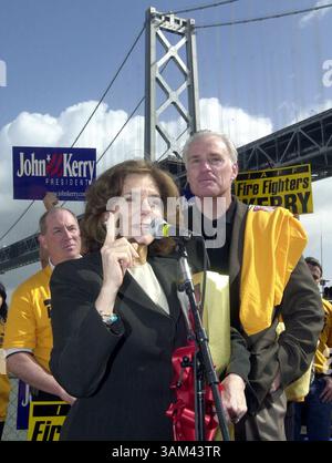 24 febbraio 2004 - Stati Uniti - KRT LA NOTIZIA degli Stati Uniti È BLOCCATA: DEMOCRATIC-KERRY KRT FOTOGRAFIA DI BOB PEPPING/CONTRA COSTA TIMES (24 febbraio) SAN FRANCISCO, CA - Teresa Heinz-Kerry parla in una conferenza stampa a San Francisco, California, martedì 24 febbraio 2004. Sulla destra c'è John Hanley, presidente della San Francisco Fire Fighters Union locale 798. (Mvw) 2004 (immagine di credito: © Bob Pepping/mct/ZUMAPRESS.com) Foto Stock