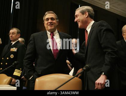 24 febbraio 2004 - Stati Uniti - KRT LA NOTIZIA degli Stati Uniti SLUGGED: USINTELLIGENCE FOTO KRT DI CHUCK KENNEDY/KRT (24 febbraio) WASHINGTON, DC - Direttore della CIA George Tenet, centro, condivide una risata con il direttore dell'FBI Robert Mueller prima di un'udienza del Comitato di Intelligence del Senato a Washington, D.C., 24 febbraio 2004. (smd) 2004 (immagine di credito: © Chuck Kennedy/mct/ZUMAPRESS.com) Foto Stock