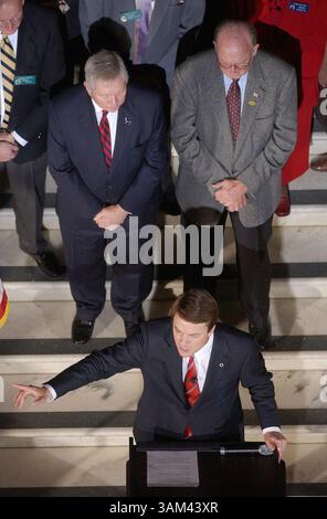 24 febbraio 2004 - Stati Uniti - NO MAGS, NO SALES -- KRT US NEWS STORY SLUGGED: DEMOCRATS-EDWARDS KRT PHOTOGRAPH BY BEN GREY/ATLANTA JOURNAL-CONSTITUTION (24 febbraio) ATLANTA, GA -- Presidential Feeding Sender. John Edwards (D-NC) si rivolge ai sostenitori martedì pomeriggio, 24 febbraio 2004, dai gradini del Campidoglio dello stato di Atlanta, Georgia. (Mvw) 2004 (immagine di credito: © Ben Gray/mct/ZUMAPRESS.com) Foto Stock