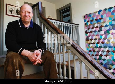 18 febbraio 2004 - Stati Uniti - KRT LA NOTIZIA degli Stati Uniti È BLOCCATA: POLITICALDONOR FOTO KRT DI APRIL SAUL/PHILADELPHIA INQUIRER (marzo 29) Peter Buttenwieser, mostrato a casa a Philadelphia, Pennsylvania, ha donato milioni di dollari in contributi ai candidati democratici. (gsb) 2004 (immagine di credito: © April Saul/mct/ZUMAPRESS.com) Foto Stock