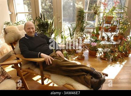 18 febbraio 2004 - Stati Uniti - KRT LA NOTIZIA degli Stati Uniti È BLOCCATA: POLITICALDONOR FOTO KRT DI APRIL SAUL/PHILADELPHIA INQUIRER (marzo 29) Peter Buttenwieser, mostrato a casa a Philadelphia, Pennsylvania, ha donato milioni di dollari in contributi ai candidati democratici. (gsb) 2004 (immagine di credito: © April Saul/mct/ZUMAPRESS.com) Foto Stock