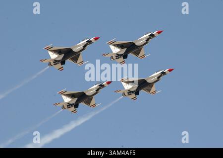 25 APRILE 2004 - STATI UNITI - KRT STAND ALONE US NEWS PHOTO SLUGGED: THUNDERBIRDS KRT PHOTO BY TECH. SERV. JOE ZUCCARO/US AIR FORCE (aprile 29) la squadra di volo U.S. Air Foce Thunderbirds si esibisce alla March Air Reserve base in California nell'aprile 2004. (gsb) 2004 (immagine di credito: © Tech Sgt. Joe Zuccaro/mct/ZUMAPRESS.com) Foto Stock