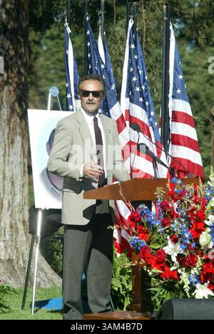 3 maggio 2004 - Stati Uniti - KRT STORIA SPORTIVA SLUGGED: TILLMAN KRT POOL PHOTOGRAPHY BY GENE LOWER/ARIZONA CARDINALS (3 maggio) SAN JOSE, CA -- Pat Tillman, Sr. Parla al servizio commemorativo di suo figlio nel Municipal Rose Garden di San Jose, California, il 3 maggio 2004. Pat Tillman, ex giocatore di football professionistico degli Arizona Cardinals, abbandonò la sua carriera nella NFL per arruolarsi come Army Ranger e fu ucciso di pattuglia in Afghanistan il 22 aprile 2004. (cdm) 2004 (immagine di credito: © Gene Lower/mct/ZUMAPRESS.com) Foto Stock