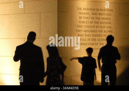 26 maggio 2004 - Stati Uniti - NESSUNA VENDITA, NIENTE INTERNET-- DA UTILIZZARE CON LE NOTIZIE statunitensi CORRELATE SLUGGED: WORLDWARII-MEMORIAL KRT FOTOGRAFIA DI DAVID ROGOWSKI/AOL (maggio 26) i visitatori vengono sagomati mentre leggono le iscrizioni nelle pareti di granito del World War II Memorial a Washington, D.C. il monumento sarà dedicato sabato 29 marzo 2004. (smd) 2004 (immagine di credito: © David Rogowski/mct/ZUMAPRESS.com) Foto Stock