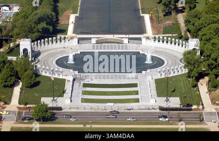 26 maggio 2004 - Stati Uniti - NESSUNA VENDITA, NIENTE INTERNET-- DA UTILIZZARE CON LE NOTIZIE CORRELATE degli Stati Uniti SLUGGED: WORLDWARII-MEMORIAL KRT FOTOGRAFIA DI DAVID ROGOWSKI/AOL (maggio 26) il World War II Memorial a Washington, D.C., che si trova sul National Mall tra il Lincoln Memorial e il Washington Monument, sarà dedicato sabato 29 marzo 2004. (smd) 2004 (immagine di credito: © David Rogowski/mct/ZUMAPRESS.com) Foto Stock