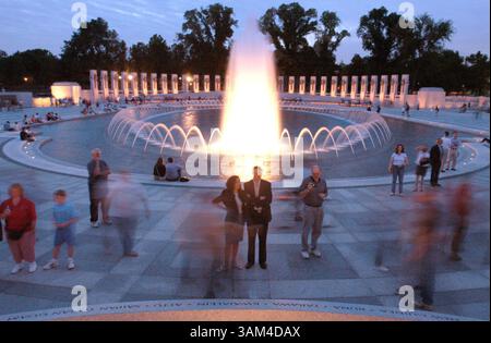 26 maggio 2004 - Stati Uniti - NESSUNA VENDITA, NIENTE INTERNET-- DA UTILIZZARE CON LE NOTIZIE CORRELATE negli Stati Uniti BLOCCATI: WORLDWARII-MEMORIAL KRT FOTOGRAFIA DI DAVID ROGOWSKI/AOL (maggio 26) i visitatori si riuniscono al crepuscolo intorno alla piscina arcobaleno e alle fontane del World War II Memorial di Washington D.C. il monumento sarà dedicato sabato 29 marzo 2004. (smd) 2004 (immagine di credito: © David Rogowski/mct/ZUMAPRESS.com) Foto Stock