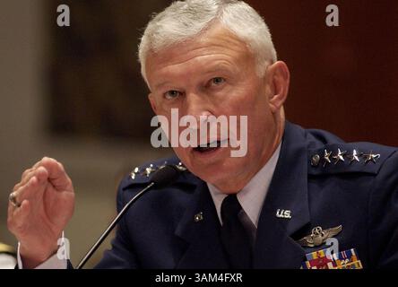 17 giugno 2004 - Stati Uniti - KRT US NEWS STORY SLUGGED: FOTO KRT DI SAUL LOEB/KRT (17 GIUGNO) WASHINGTON, DC - il generale Richard Myers, presidente del Joint Chiefs, testimonia all'audizione finale della Commissione Nazionale sugli attacchi terroristici contro gli Stati Uniti che indagano sull'11 settembre 2001, giovedì 17 giugno 2004 a Washington, D.C. (SL) 2004 (immagine di credito: © Saul Loeb/mct/ZUMAPRESS.com) Foto Stock