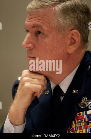 17 giugno 2004 - Stati Uniti - KRT US NEWS STORY SLUGGED: FOTO KRT DI SAUL LOEB/KRT (17 GIUGNO) WASHINGTON, DC - il generale Richard Myers, presidente del Joint Chiefs, testimonia all'audizione finale della Commissione Nazionale sugli attacchi terroristici contro gli Stati Uniti che indagano sull'11 settembre 2001, giovedì 17 giugno 2004 a Washington, D.C. (SL) 2004 (immagine di credito: © Saul Loeb/mct/ZUMAPRESS.com) Foto Stock