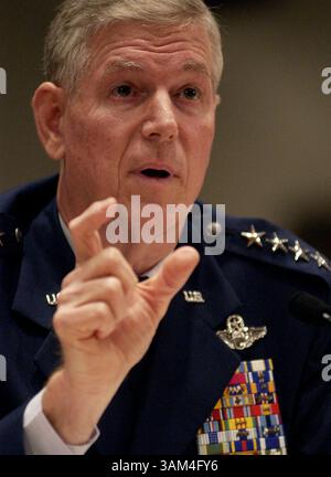 17 giugno 2004 - Stati Uniti - KRT US NEWS STORY SLUGGED: FOTO KRT DI SAUL LOEB/KRT (17 GIUGNO) WASHINGTON, DC - il generale Richard Myers, presidente del Joint Chiefs, testimonia all'audizione finale della Commissione Nazionale sugli attacchi terroristici contro gli Stati Uniti che indagano sull'11 settembre 2001, giovedì 17 giugno 2004 a Washington, D.C. (SL) 2004 (immagine di credito: © Saul Loeb/mct/ZUMAPRESS.com) Foto Stock