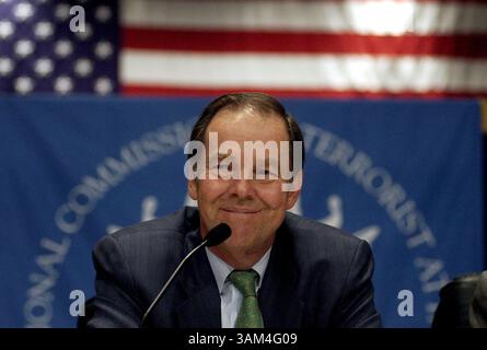17 giugno 2004 - Stati Uniti - KRT US NEWS STORY SLUGGED: FOTO KRT DI SAUL LOEB/KRT (17 GIUGNO) WASHINGTON, DC - durante l'audizione finale della National Commission on Terrorists Attacks on the United States Investigating the Sept. 11, 2001 Attack, giovedì 17 giugno 2004 a Washington, D.C. (SL) 2004 (immagine di credito: © Saul Loeb/mct/ZUMAPRESS.com) Foto Stock