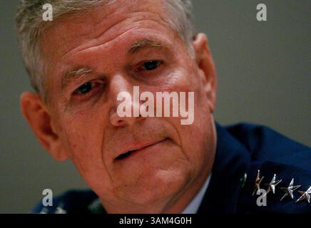 17 giugno 2004 - Stati Uniti - KRT US NEWS STORY SLUGGED: FOTO KRT DI SAUL LOEB/KRT (17 GIUGNO) WASHINGTON, DC - il generale Richard Myers, presidente del Joint Chiefs, testimonia all'audizione finale della Commissione Nazionale sugli attacchi terroristici contro gli Stati Uniti che indagano sull'11 settembre 2001, giovedì 17 giugno 2004 a Washington, D.C. (SL) 2004 (immagine di credito: © Saul Loeb/mct/ZUMAPRESS.com) Foto Stock