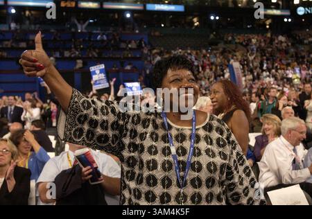 26 luglio 2004 - Stati Uniti - KRT LA NOTIZIA degli Stati Uniti È BLOCCATA: CVN-DEMOCRATS FOTO KRT DI SAUL LOEB/KRT (luglio 26) BOSTON, ma -- Gloria Fox, di Boston, Massachusetts, partecipa alla Convention Nazionale Democratica del 2004 a Boston, Massachusetts, lunedì sera, 26 luglio 2004. (Mvw) 2004 (immagine di credito: © PHOTOGNOSOURCE/mct/ZUMAPRESS.com) Foto Stock