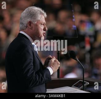 26 luglio 2004 - Stati Uniti - KRT LA NOTIZIA degli Stati Uniti È STATA BLOCCATA: CVN-DEMOCRATICI FOTO del KRT DI CHUCK KENNEDY/KRT (luglio 26) BOSTON, ma -- l'ex presidente Bill Clinton si rivolge ai delegati alla Convention Nazionale Democratica lunedì 26 luglio 2004. (Mvw) 2004 (immagine di credito: © Chuck Kennedy/mct/ZUMAPRESS.com) Foto Stock