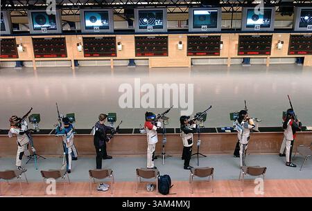 14 AGOSTO 2004 - STATI UNITI - KRT SPORTS STORY SLUGGED: OLY-SHOOTING KRT FOTO DI JOE ROSSI/ST. PAUL PIONEER PRESS (14 agosto) ATENE, GRECIA -- i partecipanti prendono la mira nella gara di fucili ad aria compressa di 10 metri durante i Giochi Olimpici di Atene 2004, Grecia, sabato 14 agosto 2004. (gsb) 2004 (immagine di credito: © Joe Rossi/mct/ZUMAPRESS.com) Foto Stock