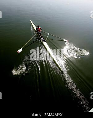 14 agosto 2004 - Stati Uniti - KRT SPORTS STORY SLUGGED: OLY-ROGING KRT FOTO DI NUCCIO DINUZZY/CHICAGO TRIBUNE (14 agosto) SCHINIAS, GRECIA -- il canottiere keniota Ibrahim Githaiga gareggia in un caldo delle singole sculls maschili sabato 14 agosto 2004, durante i Giochi Olimpici del 2004 a Schinias, in Grecia, vicino Atene. (gsb) 2004 (immagine di credito: © Chicago Tribune/mct/ZUMAPRESS.com) Foto Stock