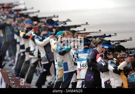 14 AGOSTO 2004 - STATI UNITI - KRT SPORTS STORY SLUGGED: OLY-SHOOTING KRT FOTO DI JOE ROSSI/ST. PAUL PIONEER PRESS (14 agosto) ATENE, GRECIA -- i partecipanti prendono la mira nella gara di fucili ad aria compressa di 10 metri durante i Giochi Olimpici di Atene 2004, Grecia, sabato 14 agosto 2004. (gsb) 2004 (immagine di credito: © Joe Rossi/mct/ZUMAPRESS.com) Foto Stock
