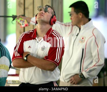 17 agosto 2004 - Stati Uniti - KRT SPORTS STORY SLUGGED: OLY-SHOOTING KRT FOTO DI AL DIAZ/MIAMI HERALD (SOUTH FLORIDA SUN-SENTINEL OUT) (17 agosto) ATENE, GRECIA -- Daryl Szarenski degli Stati Uniti si ferma durante la gara di 50 metri di pistola ad aria compressa che si tiene martedì 17 agosto 2004, ai Giochi Olimpici del 2004. (gsb) 2004 (immagine di credito: © al Diaz/mct/ZUMAPRESS.com) Foto Stock