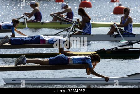 19 agosto 2004 - Stati Uniti - KRT SPORTS STORY SLUGGED: OLY-ROGING KRT FOTO DI DAVID EULITT/KANSAS CITY STAR (19 agosto) ATENE, GRECIA -- i volontari tengono la punta della barca davanti allo starat della competizione femminile di doppio scull giovedì 19 agosto 2004, ai Giochi Olimpici del 2004. (gsb) 2004 (immagine di credito: © David Eulitt/mct/ZUMAPRESS.com) Foto Stock