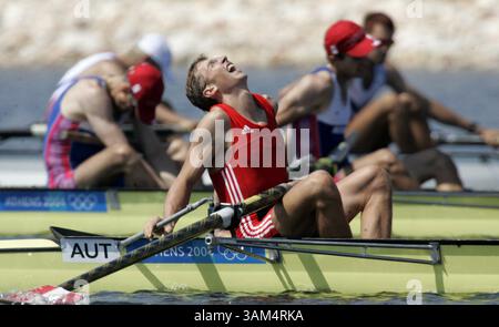 21 agosto 2004 - Stati Uniti - KRT SPORTS STORY SLUGGED: OLY-ROGING KRT FOTO DI NHAT V. MEYER/SAN JOSE MERCURY NEWS (21 agosto) ATENE, GRECIA -- Wolfgang Sigl dell'Austria reagisce dopo aver finito nelle quattro ruote degli uomini canottando durante i Giochi Olimpici del 2004 sabato 21 agosto 2004. (gsb) 2004 (immagine di credito: © Nhat V. Meyer/mct/ZUMAPRESS.com) Foto Stock