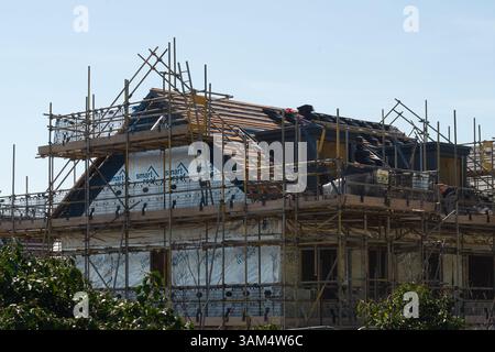 Maidenhead, Berkshire, Regno Unito. 11 aprile 2025. Nuove case e appartamenti in costruzione a South West Maidenhead, Berkshire, presso il sito di Harvest Hill dai costruttori Taylor Wimpey. Nella spinta dei laburisti a costruire più case e ignorare le preoccupazioni di "Nimby", la cancelliera Rachel Reeves ha recentemente detto ai costruttori che possono "dimenticare pipistrelli e noduli” quando pianificano più case. South West Maidenhead sta diventando irriconoscibile, dato che molti dei campi aperti sono in costruzione. Anche il vicino Maidenhead Golf Club ha 1.500 case di notizie costruite su di esso. Crediti: Maureen McLean/Alamy Foto Stock