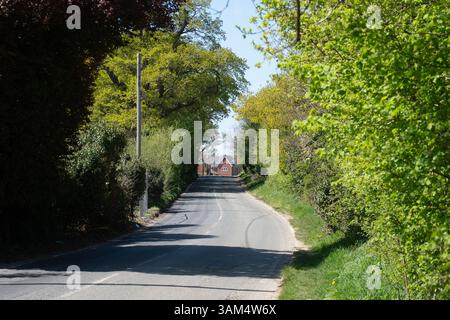 Maidenhead, Berkshire, Regno Unito. 11 aprile 2025. Nuove case e appartamenti in costruzione a South West Maidenhead, Berkshire, presso il sito di Harvest Hill dai costruttori Taylor Wimpey. Nella spinta dei laburisti a costruire più case e ignorare le preoccupazioni di "Nimby", la cancelliera Rachel Reeves ha recentemente detto ai costruttori che possono "dimenticare pipistrelli e noduli” quando pianificano più case. South West Maidenhead sta diventando irriconoscibile, dato che molti dei campi aperti sono in costruzione. Anche il vicino Maidenhead Golf Club ha 1.500 case di notizie costruite su di esso. Crediti: Maureen McLean/Alamy Foto Stock