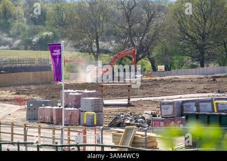 Maidenhead, Berkshire, Regno Unito. 11 aprile 2025. Nuove case e appartamenti in costruzione a South West Maidenhead, Berkshire, presso il sito di Harvest Hill dai costruttori Taylor Wimpey. Nella spinta dei laburisti a costruire più case e ignorare le preoccupazioni di "Nimby", la cancelliera Rachel Reeves ha recentemente detto ai costruttori che possono "dimenticare pipistrelli e noduli” quando pianificano più case. South West Maidenhead sta diventando irriconoscibile, dato che molti dei campi aperti sono in costruzione. Anche il vicino Maidenhead Golf Club ha 1.500 case di notizie costruite su di esso. Crediti: Maureen McLean/Alamy Foto Stock