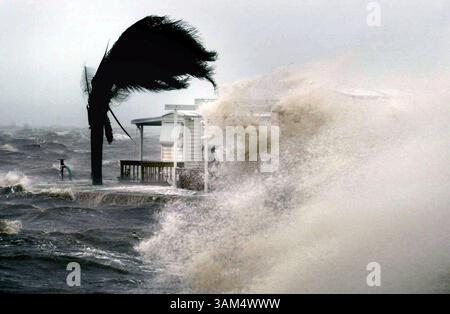 3 settembre 2004 - Stati Uniti - NO MAGS, NO SALES FINO AL 18 SETTEMBRE 2004 -- KRT US NEWS STORY SLUGGED: WEA-FRANCES KRT FOTOGRAFIA DI J. ALBERT DIAZ/MIAMI HERALD (SOUTH FLORIDA SUN-SENTINEL OUT) (4 settembre) JENSEN BEACH, FL -- The surf pounds a mobile home Park on the Indian River at Jensen Beach, Florida, on Saturday, 4 settembre 2004 (mvw) 2004 (Credit Image: © J./mct ZUMAPRESS.com) Foto Stock