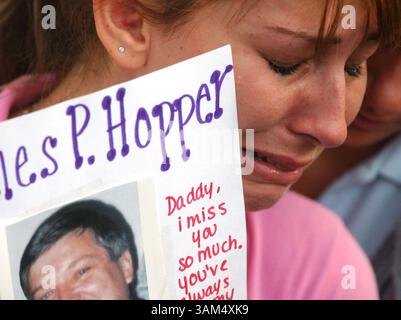 11 settembre 2004 - Stati Uniti - KRT LA NOTIZIA degli Stati Uniti È STATA BLOCCATA: ATTACKS-ANNIVERSARY KRT PHOTO BY DON FISHER/ALLENTOWN MORNING CALL (11 settembre) NEW YORK, NY - Lauren Hopper piange mentre tiene una foto di suo padre, ucciso l'11 settembre 2001, durante le cerimonie presso il sito del World Trade Center sabato 11 settembre 2004, in occasione del terzo anniversario degli attacchi terroristici. (gsb) 2004 (immagine di credito: © Don Fisher/mct/ZUMAPRESS.com) Foto Stock