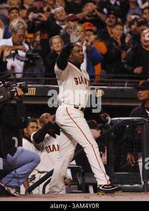 17 settembre 2004 - U.S. - KRT SPORTS STORY SLUGGED: PADRES-GIANTS KRT PHOTOGRAPH BY JOSE CARLOS FAJARDO/CONTRA COSTA TIMES (17 settembre) SAN Francisco, CA -- San Francisco Giants Barry Bonds (25), ondata alla folla dopo aver colpito il numero 700 in carriera contro il lanciatore dei San Diego Padres Jake Peavy, (44), nel 3° inning della loro partita allo SBC Park di San Francisco, California, venerdì 17 settembre 2004. Bonds fuoricampo lo colloca terzo nella lista dei fuoricampo del 700 dietro Hank Aaron (755) e Babe Ruth (714). Dietro il piatto si trova il ricevitore Padres Ramon Hernandez (55), e l'umpire home plate Foto Stock