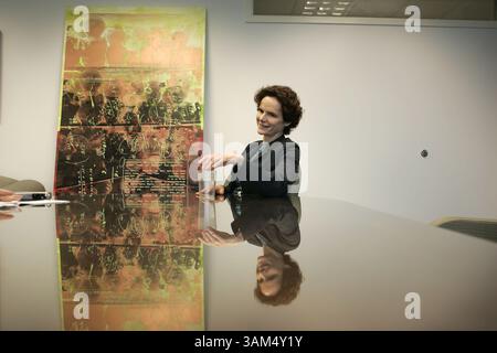 17 SETTEMBRE 2004 - STATI UNITI - SPECIALE PER IL TELEGRAMMA FOR WORTH STAR KRT US NEWS STORY SLUGGED: VOLKOW KRT FOTO DI CHUCK KENNEDY/KRT (17 SETTEMBRE) WASHINGTON, DC --DR Nora Volkow, Direttore dell'Istituto Nazionale sull'abuso di droga, presso gli istituti nazionali di salute fotograhed nel suo ufficio venerdì 17 settembre 2004. (Cwk) 2004 (immagine di credito: © Chuck Kennedy/mct/ZUMAPRESS.com) Foto Stock